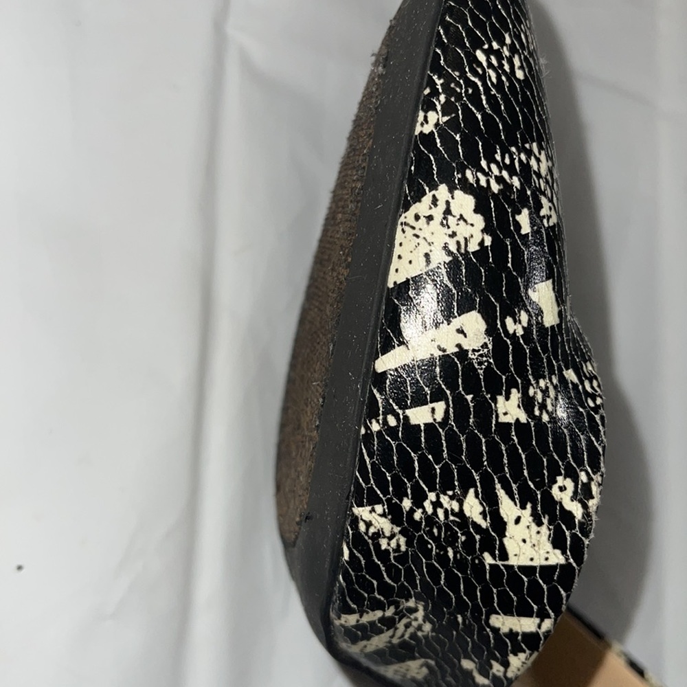 BCBG Women’s faux snake skin design. Gently used. Size 6.5 - Picture 5 of 11